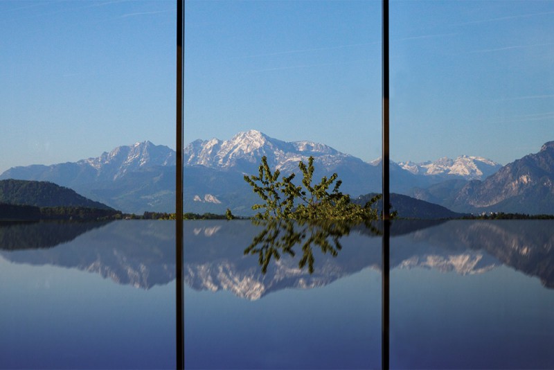 Weitblick vom Infinity-Pool in die Bergwelt © Romantik Hotel Gmachl