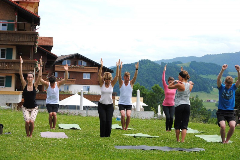 Global Wellness Day 2015: eine Yoga-Stunde im Hotel Bergkristall. Foto: Deutscher Wellness Verband