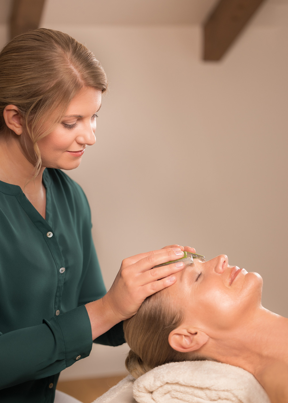 Behandlung mit frischen Pflanzenblättern. Foto: PHARMOS NATUR Green Luxury