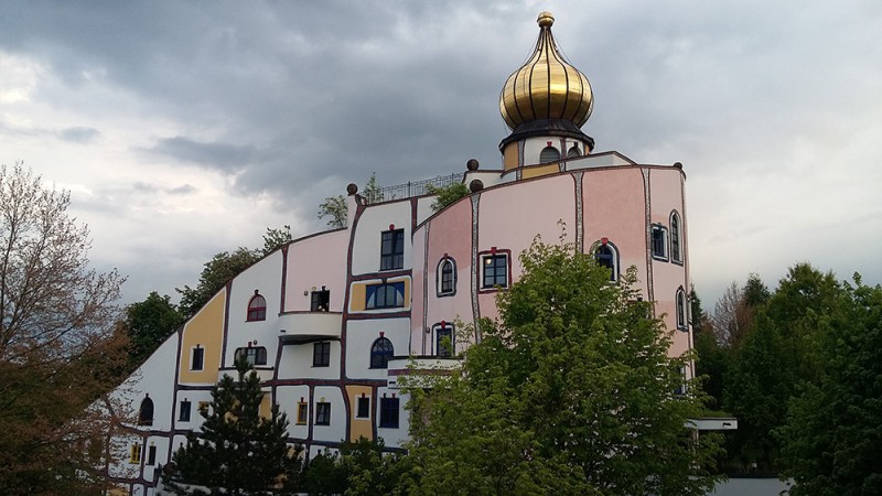 Auf den Spuren Friedenreichs Hundertwasser. Haupthaus Rogner Bad Blumau, Foto: Jeannine Hermann