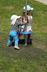 Kinder können den Moment noch in vollen Zügen genießen. Foto: Wolfgang Falkner