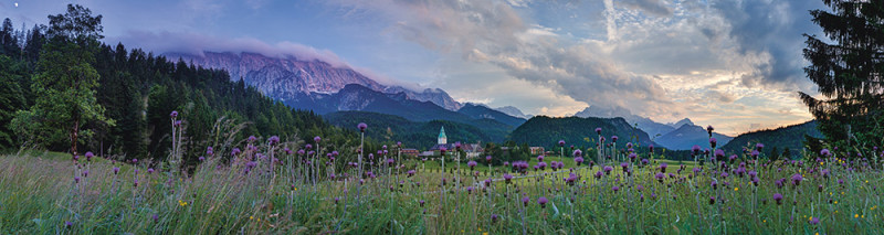 Malerisch gelegen: Das Schloss Elmau in Garmisch-Partenkirchen auf 1008 Meter am Fuß des Wettersteingebirges. Foto: Schloss Elmau