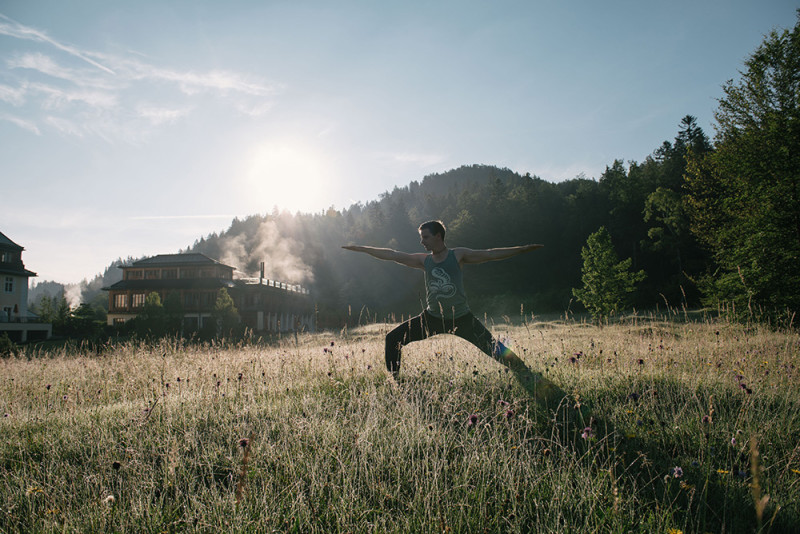 Familie, Bewegung, Natur und Yoga - das ist der perfekte Ausgleich für Johannes Mikenda. Foto: Schloss Elmau