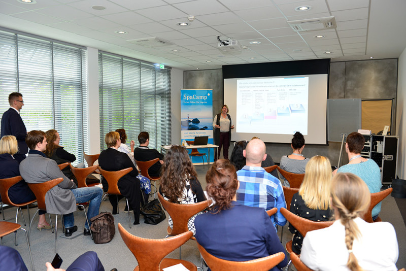 Heike Betzwieser mit ihrer Session "Die digitale Identität: was macht mein Unternehmen aus?" beim SpaCamp 2016. Foto: SpaCamp / Dirk Holst, www.dhstudio.de