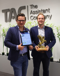 Mitte Oktober wurde das Webshop Design von TAC mit dem World Experience Award Pegasus ausgezeichnet. Links: Gernot Tobisch (Director Operations), rechts: Thomas Rössler. Bild: TAC_World Usability Congress