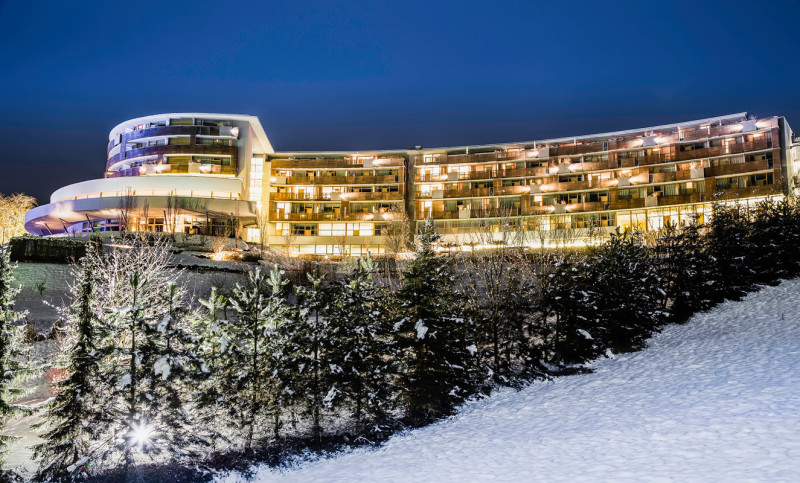 Das Falkensteiner Balance Resort Stegersbach thronend in der verschneiten Winterlandschaft. Foto: Falkensteiner Balance Resort Stegersbach