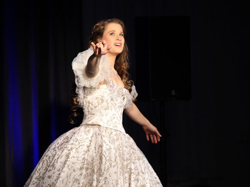Anja Wendzel begleitet uns durch den Dinner & Musical-Abend am Samstag. Foto: Aribert Wendzel