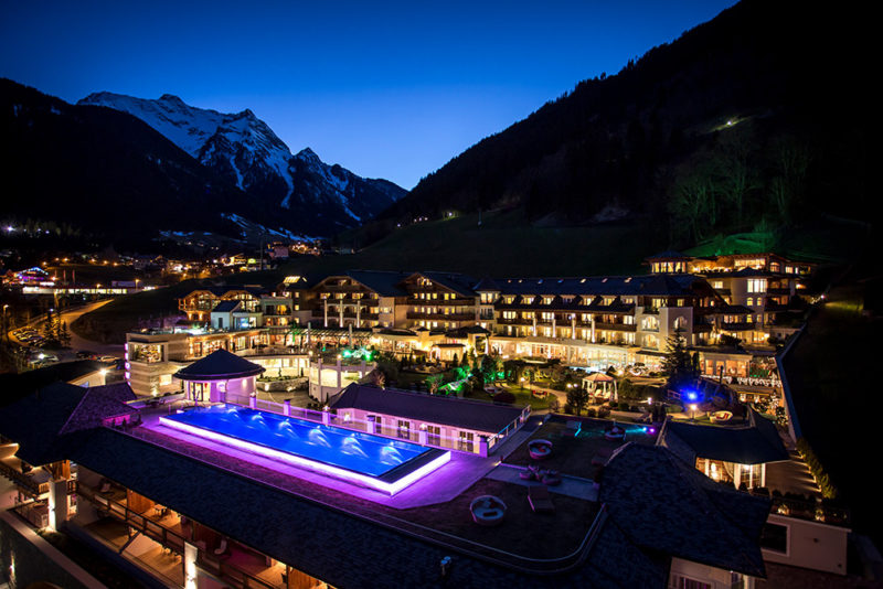 Anblick auf das beleuchtete Resort bei Nacht. Foto: STOCK resort