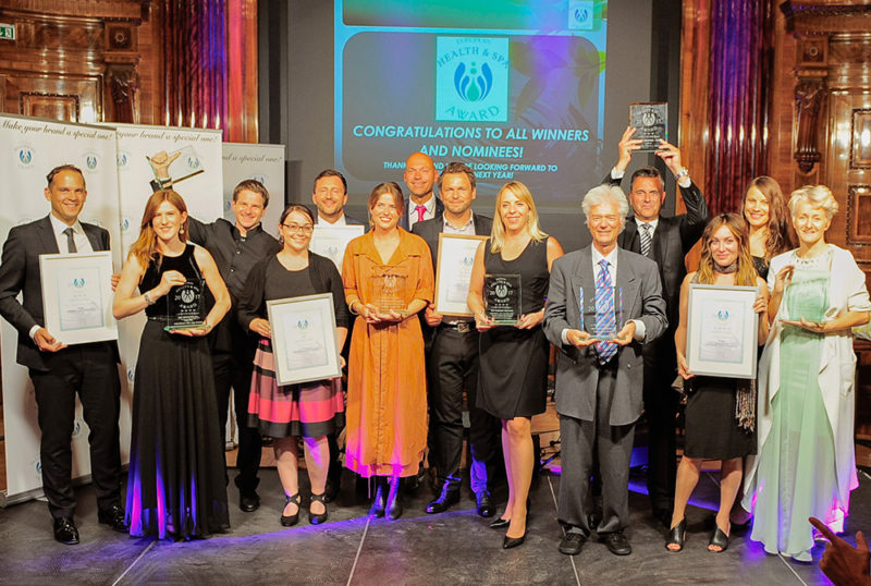 Die Gewinner des Health & Spa Awards 2017 (v.l.n.r.): Philipp Galluschke (Landsberg, D), Mirella Prandelli (Le Fay, IT), Johannes Mikenda (Schloss Elmau, D), Nicole Schedlbauer (Asia Spa Leoben), Florian Perteneder (Therme Laa, A), Lena Franz (Vitalis, IT), Wolfgang Wieser (Therme Loipersdorf, A) Harald Kitz (haki, A), Annette Fink (Grand Resort Bad Ragaz, CH), Wolfgang Kölbl (Therme Loipersdorf, A), Michael Landsberg (Landsberg, D), Maddalena Riva (Borgo Egnazia, IT), Stephanie Breitschädel (Lanserhof, A), Patrizia Bortolin (Borgo Egnazia, IT). Foto: © Agency for Health & Wellness / bakography