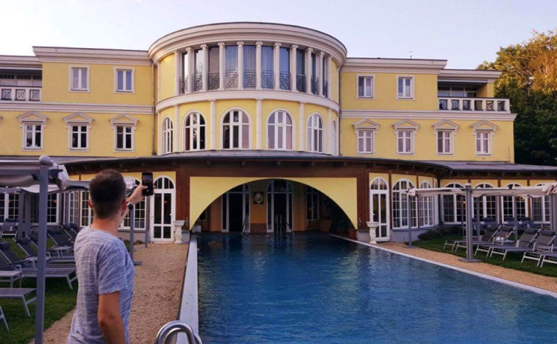 Postings mit Fotos vom Hotel, am besten noch von den Gästen, ist tolles Marketing für ein Spa-Hotel. Foto: Henrik Schuster vor dem Hotel bei Schumannn