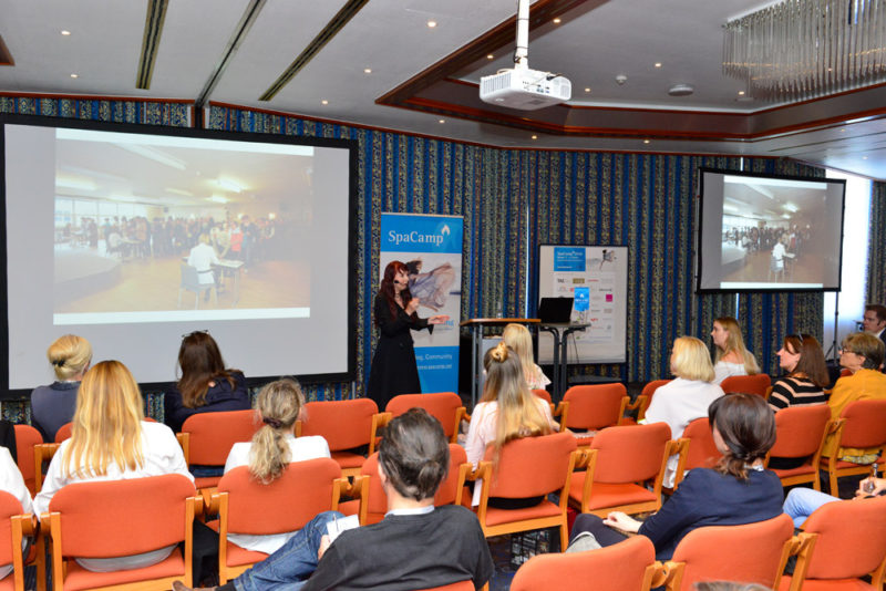 Marion Jörgens in ihrer Session beim SpaCamp 2018 in der Sieben Welten Therme. Foto: SC/DH STUDIO, Dirk Holst