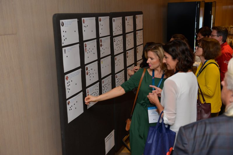 Vor Ort entscheiden die Teilnehmer:innen per Punktevergabe, welche Themen es auf den Sessionplan schaffen. Foto: DH STUDIO Köln, Dirk Holst