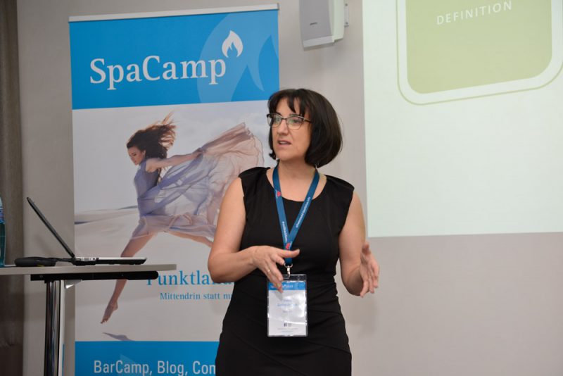 Diana Sicher-Fritsch in der Session "Mental Wellness" beim SpaCamp 2019. Foto: DH STUDIO Köln, Dirk Holst