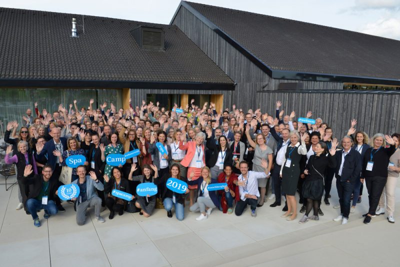 Gruppenfoto beim SpaCamp 2019 im Öschberghof im Schwarzwald. Foto: DH STUDIO Köln, Dirk Holst