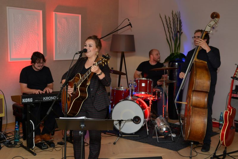 Auftritt von Fee Badenius mit Live-Band bei der 10-Jahres-Feier. Foto: DH STUDIO Köln, Dirk Holst
