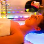 Mit Lichtbehandlungen kann das Wohlbefinden gesteigert werden. Foto: Adobe Stock/Kzenon