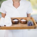 Mit Spa-Services kann für den Gast das besondere Extra geschaffen werden. Foto: Adobe Stock/WavebreakmediaMicro