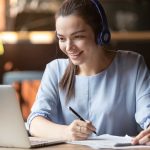 Durch Online-Schulungen kann nachhaltig Wissen erworben werden. Foto: Adobe Stock/fizkes