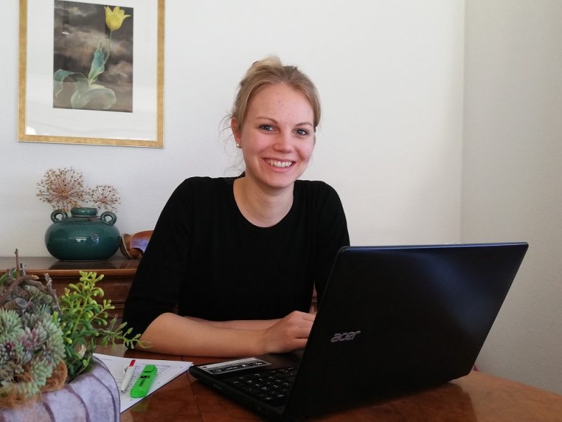 Sarah hat ihr Home-Office daheim in Tirol aufgebaut. Foto: SCSarah hat ihr Home-Office daheim in Tirol aufgebaut. Foto: SC