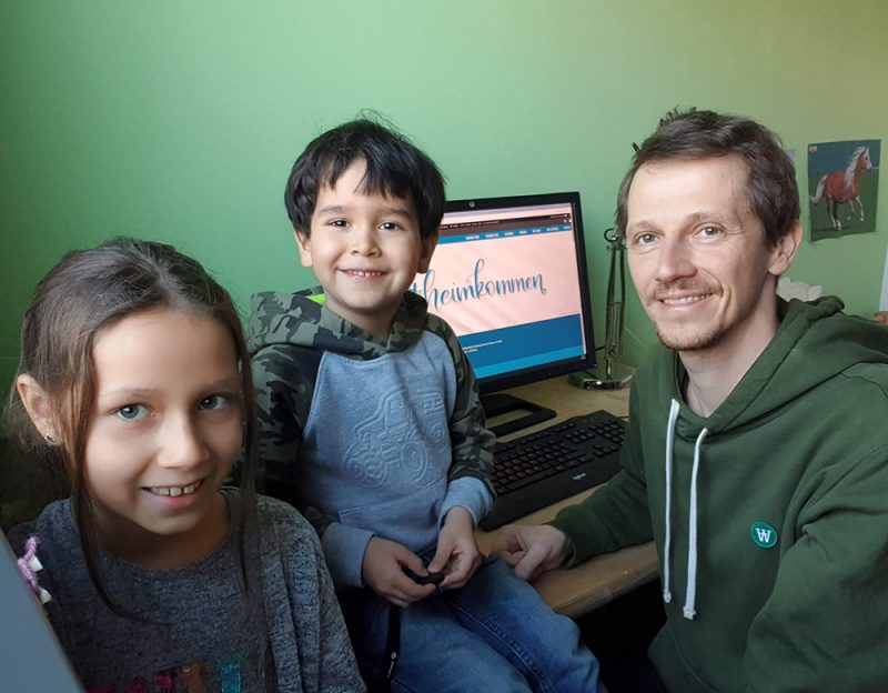 Wolfgang wird im Home-Office von seinen Kindern unterstützt. Foto: SC