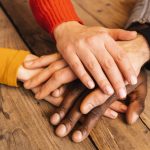Soziale Nachhaltigkeit bedeutet, Verantwortung für unsere Gäste und Mitarbeiter*innen zu übernehmen. Foto: Adobe Stock/rcfotostock