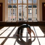 Johannes Mikenda praktiziert auch selbst begeistert Yoga. Foto: Thomas Straub