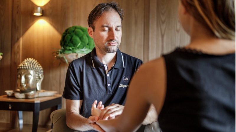 David Batra bei der Arbeit im Hotel Alpenrose in Tirol. Foto: Alpenrose
