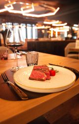 Im neuen Steakrestaurant Sirloin werden die Gäste mit Fleischspezialitäten direkt vom Grill in der offenen Schauküche verwöhnt. Foto: Das Edelweiss