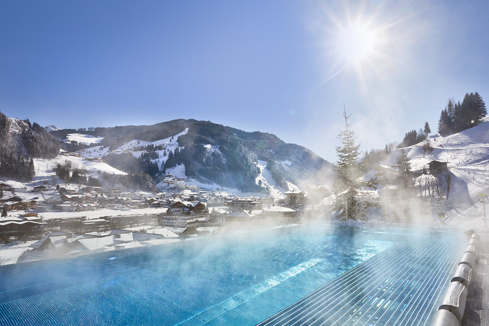 Auch im Infinity-Pool sollen die Gäste schon bald wieder den Ausblick auf die umliegende Winterlandschaft genießen können. Foto: Das Edelweiss