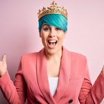 Mutig sein heißt, auch wenn es schwer ist, die Krone zur richten und aufzustehen. Foto: Adobe Stock/Krankenimages.com