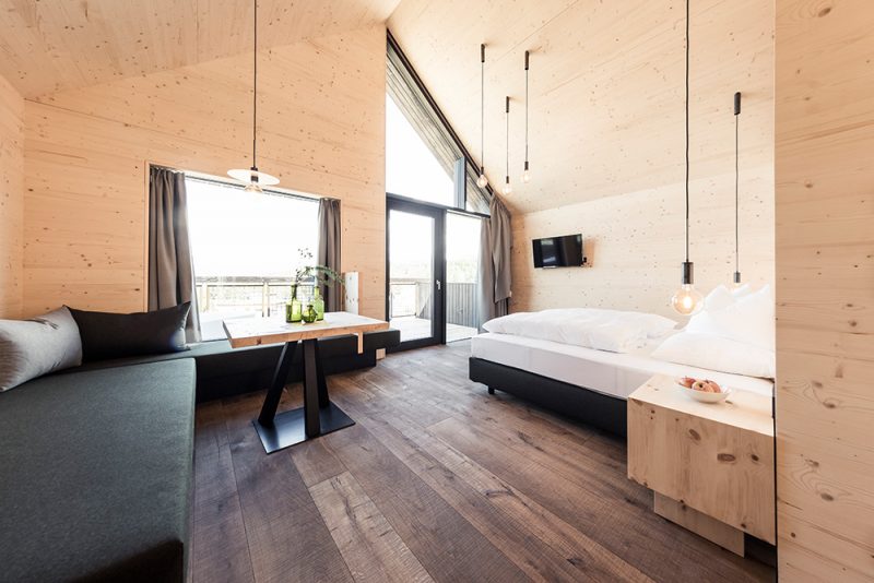 In den Zimmern werden heimisches Holz und Naturmaterialien verwendet. Foto: Hotel Pfösl, Andergassen