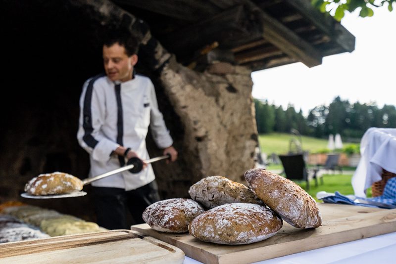 Für die Brotbackkurse wird Roggen aus eigenem Anbau verwendet. Foto: Hotel Pfösl