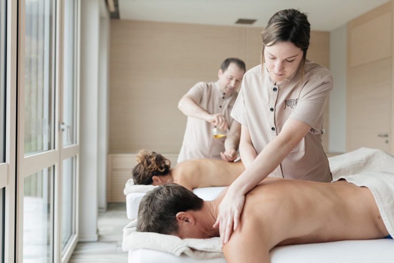 Bei der Bekleidung wird sowohl auf die Bedürfnisse des Teams als auch auf Corporate Design geachtet. Foto: Juffing Hotel & Spa