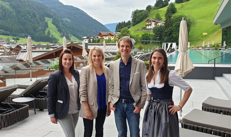 Zu Besuch im Hotel Das Edelweiss mit Junior-Chefin Karin Hettegger (rechts) und Jessica Schmollgruber (links). Foto: SC