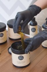 Die Sugaring-Paste besteht nur aus natürlichen Zutaten und kann für eine sanfte Depilation genutzt werden. Foto: RUCK
