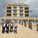 Dennis Micknass, Jacqueline Bockelmann, Hilke Kleemann und Wolfgang Falkner vor dem ATLANTIC Hotel Wilhelmshaven. Foto: SpaCamp