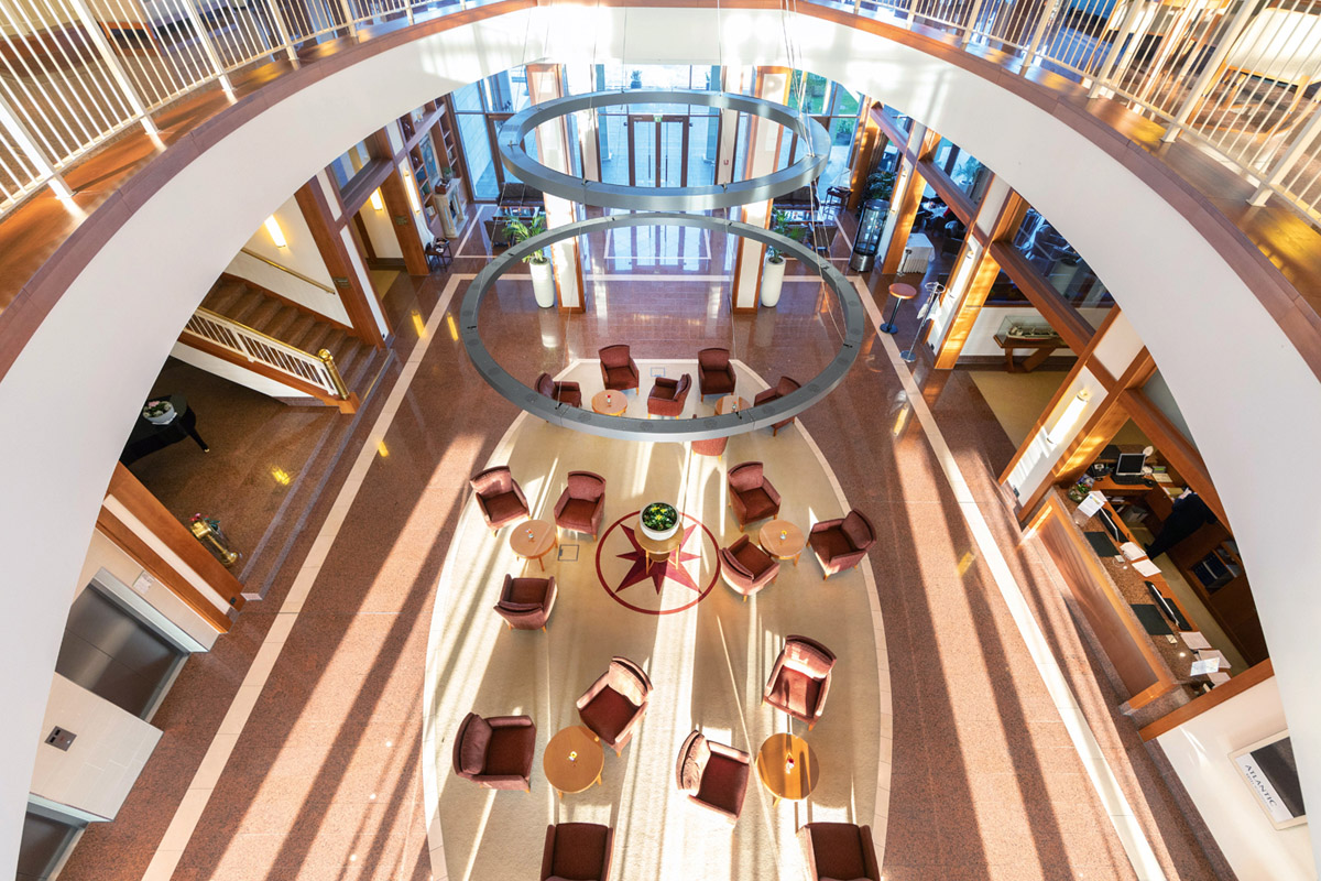 Blick von oben auf das Foyer, das unsere Aussteller mit Leben füllen werden. Foto: ATLANTIC Hotels