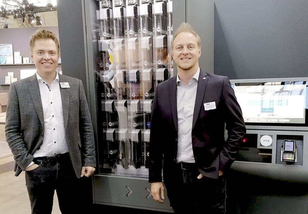 Günther Pöllabauer und Thomas Rössler vor dem Self-Automaten TAC|Wrist 900. Foto: TAC