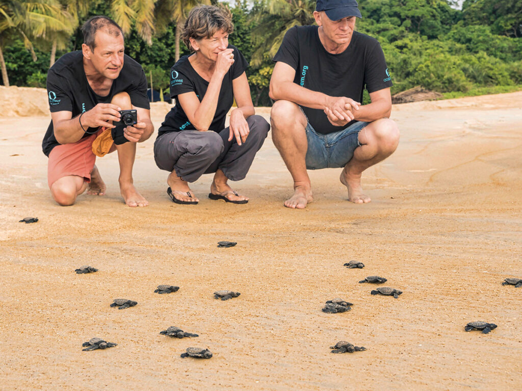 Inez Linke im Schildkrötenschutzgebiet in Westafrika. Foto: oceanBASIS GmbH