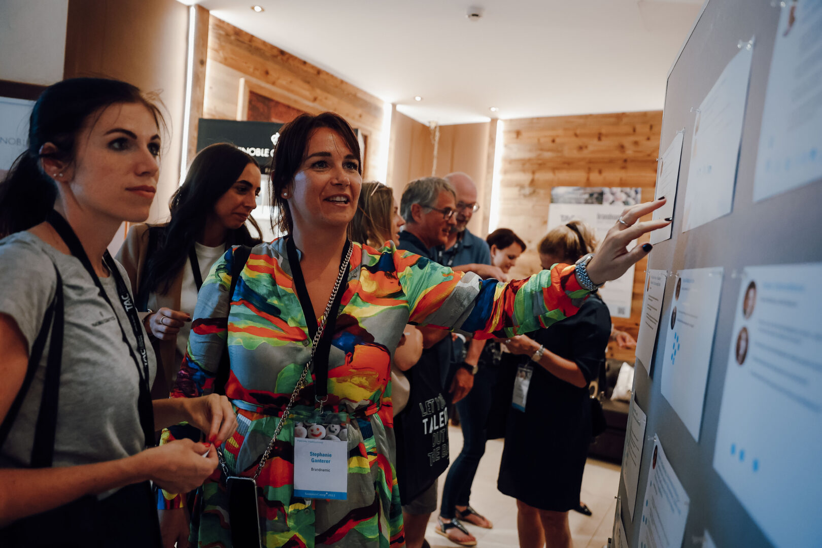 Voting durch die Teilnehmer:innen für die Lieblingsthemen. Foto: SpaCamp/Jasmin Walter