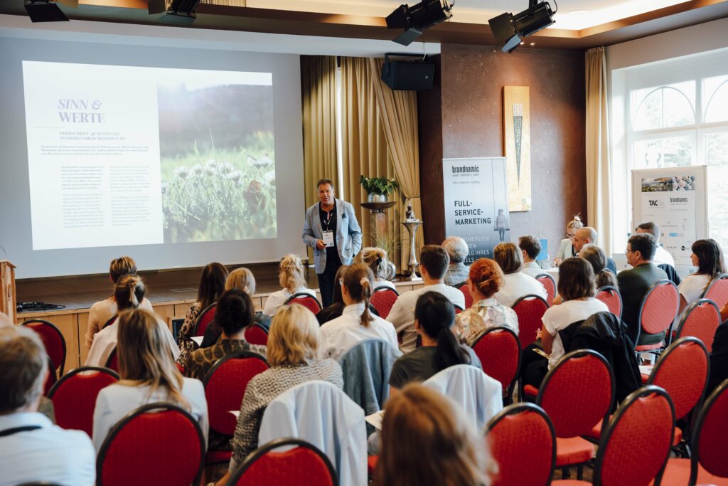 Die Sessions mit den meisten Punkten finden im großen Saal statt. Foto: SpaCamp/Jasmin Walter