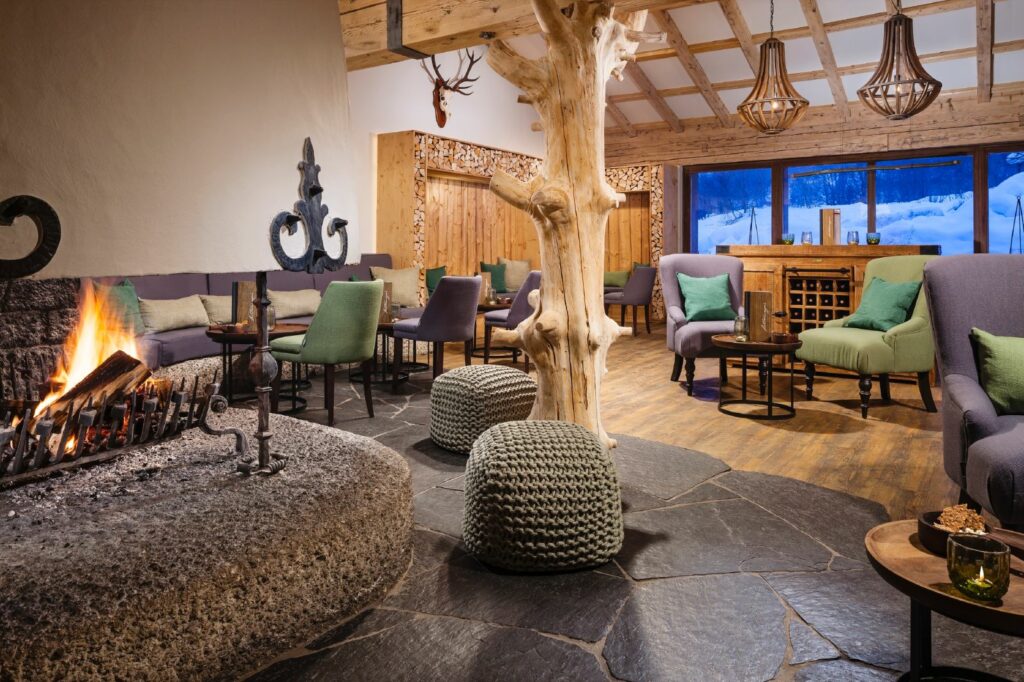 Viel Natur in der Lounge. Foto: Berghotel Rehlegg