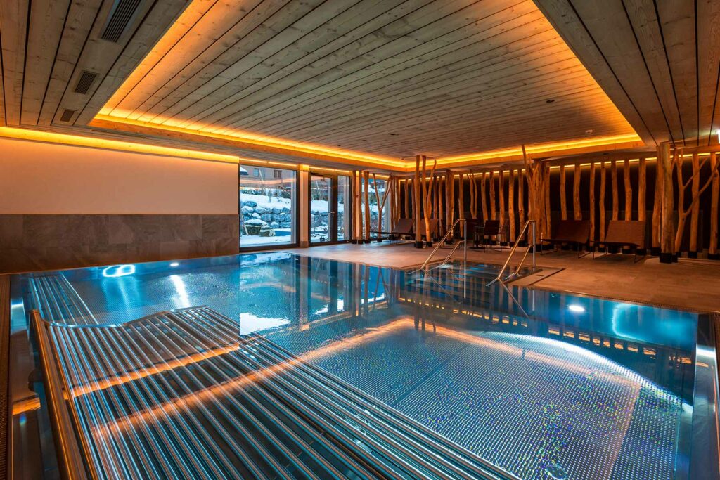 Viele Holzelemente und erdige Farbtöne schaffen eine Wohlfühlatmosphäre im Poolbereich des Hotel Spitzhorn. Foto: Mark Nolan