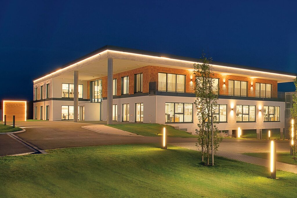 Am APPIA-Firmensitz in Peterskirchen (Bayern) arbeitet ein Team aus Architekten, Fachplaner, Projektmanager sowie die eigene Möbelfertigung Hand in Hand. Foto: www.leuchtende-hotelfotografie.de
