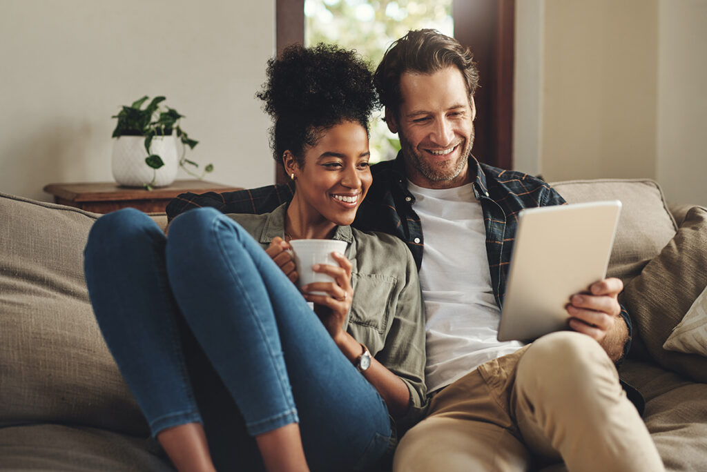 Das Spa-Erlebnis beginnt im Web. Foto: AdobeStock/A. Frank/peopleimages.com