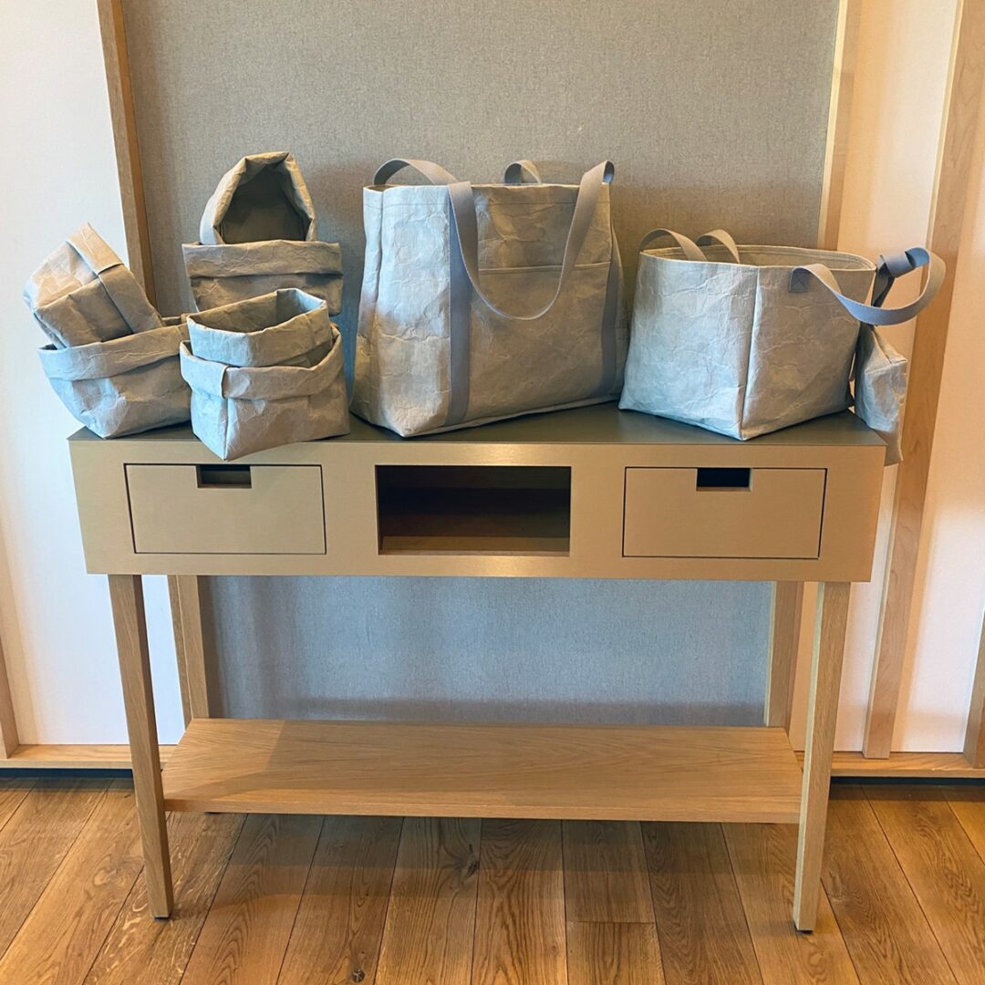Taschen und Accessoires - Naturmaterial aus Zellulose. Foto: Löwenwelten