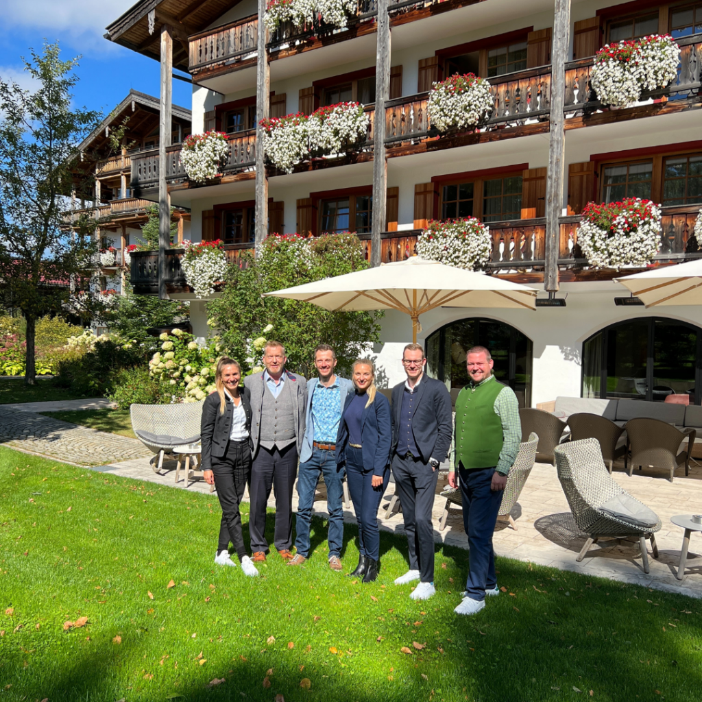 Wolfgang Falkner mit dem Hotel-Team Janina Wolf, Nikolai Bloyd, Mary-Ann Kühn, Moritz Schmitt, Patrick Schmidt. Foto: Das Achental
