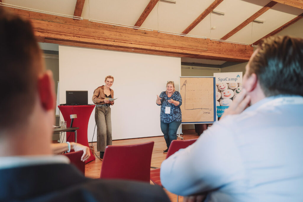 Nele Winkler und Catrin Stoppa bei der SpaCamp 2023 Session zum Thema Nachhaltigkeit. Foto: SpaCamp/Jasmin Walter