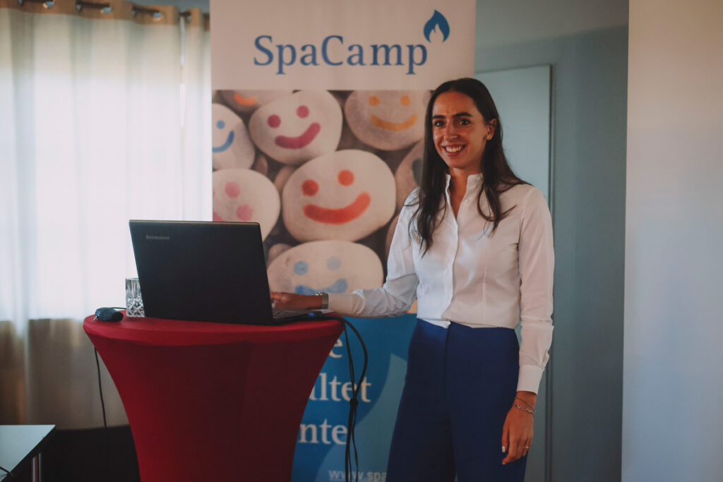 Marilena Grünfelder beim SpaCamp 2023 zum Thema Webauftritt mit Emotion. Foto: SpaCamp/Jasmin Walter