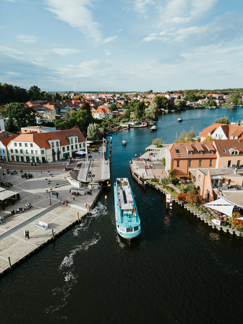 Fahrgastschiff auf dem Lenzer Kanal. Foto: Tourismusverband Mecklenburgische Seenplatte e.V.